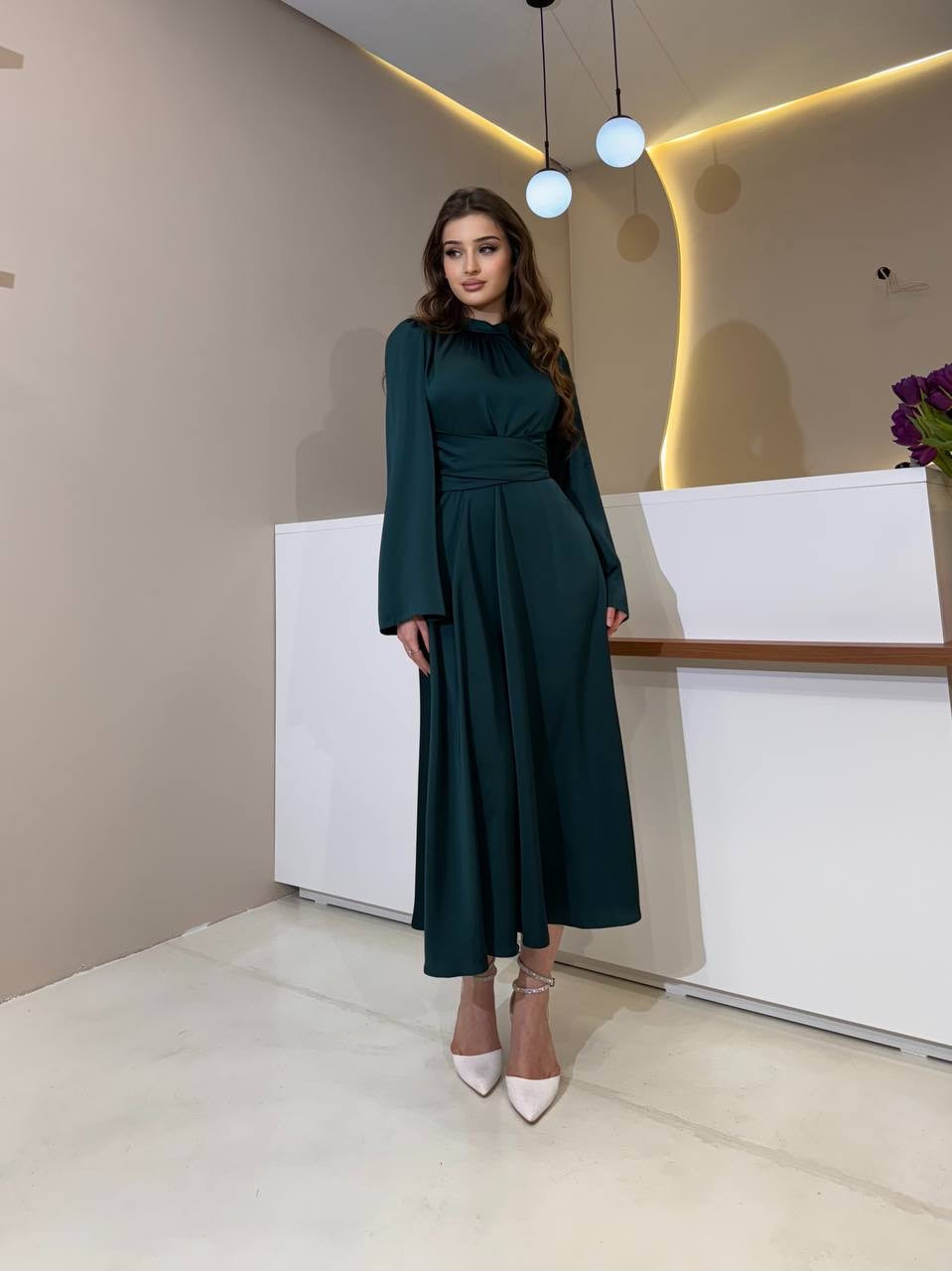 Satinkleid mit lockeren Ärmeln