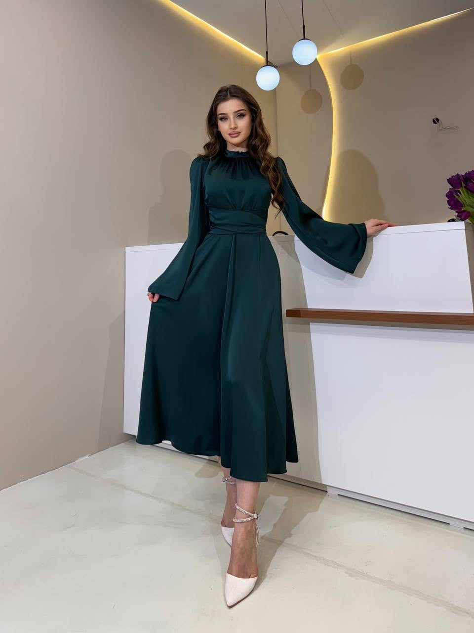 Satinkleid mit lockeren Ärmeln